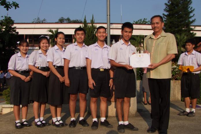 มอบเกียรติบัตรนักเรียนแกนนำโครงงานคุณธรรมเฉลิมพระเกียรติ